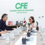 CFE le deposita dinero a miles de hombres y mujeres que recibieron facturas de luz muy caras: requisitos y cómo reclamarlo