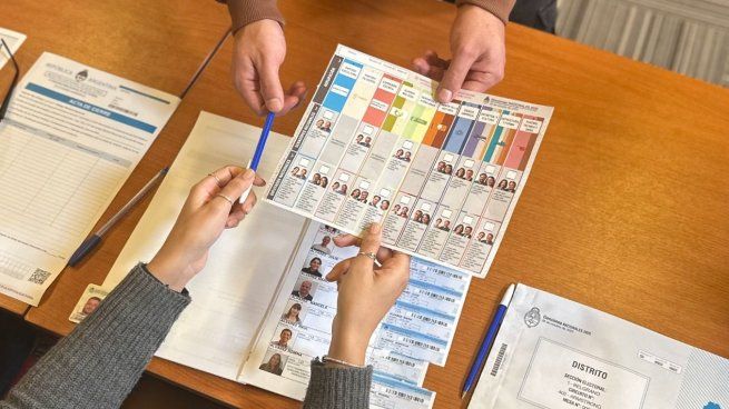 La CNE deberá definir si se mantienen las boletas actuales o se autorizan cambios extraordinarios antes de las elecciones del 26 de octubre de 2025.