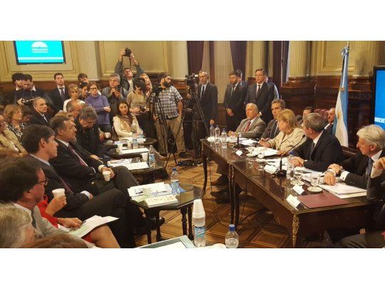La presencia de la ministra en la Cámara alta fue requerida por varios senadores del bloque PJ-FPV luego de que se diera a conocer el comunicado conjunto firmado por Argentina y Gran Bretaña, en el que ambos países manifestaron su voluntad de dialogar sobre cooperación en diferentes áreas.