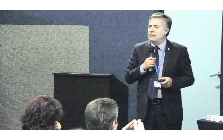 A la distancia. El gobernador radical Alfredo Cornejo siguió la instancia legislativa del Presupuesto desde Guadalajara, donde disertó en el Congreso Internacional del CLAD “Gobernanza para el desarrollo sostenible”.