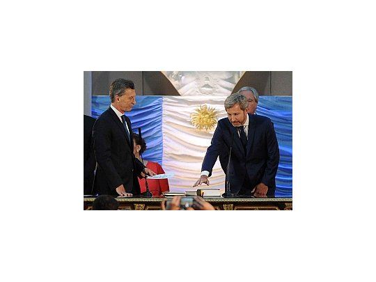 Mauricio Macri le toma juramento al Ministro del Interior, Rogelio Frigerio.