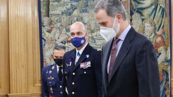 El rey Felipe VI continuó con su agenda normal este lunes, antes de enterarse de su contacto con una persona contagiada de Covid-19.