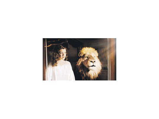 Lucy (Georgie Henley) y su amigo, el león Aslan (clara figuración de Cristo) en la tercera parte de la serie: «Las Crónicas de Narnia: la travesía del viajero del alba».