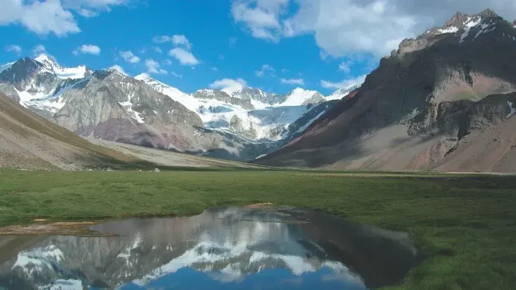 Este lugar está muy cerca del cerro Aconcagua y forma parte de la misma reserva natural donde se encuentra. Este lugar está muy cerca del cerro Aconcagua y forma parte de la misma reserva natural donde se encuentra.