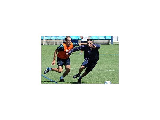 Juan Román Riquelme volvió a hacer fútbo, Somoza, lo persigur. El enganche se perfila para volver a la titularidad el domingo ante Olimpo.