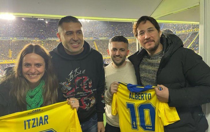 De Netflix a la Bombonera: Itziar Ituño y Alberto Ammann posaron junto a Riquelme