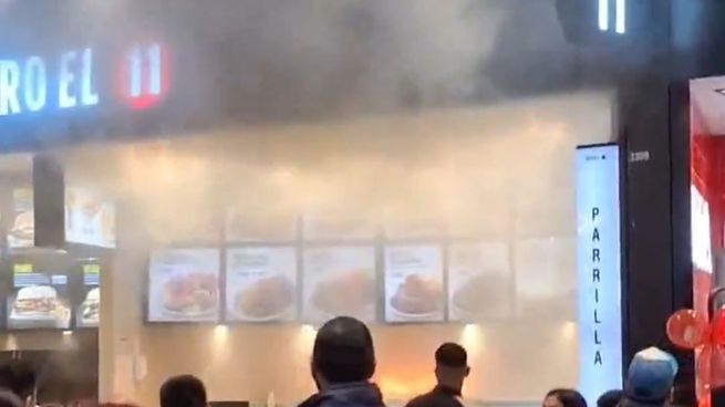 Un foco de incendio en el Unicenter obligó a evacuar el patio de comidas. 