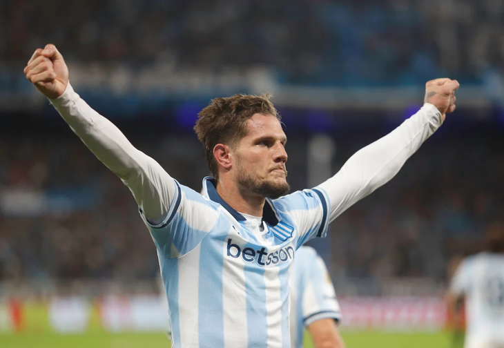 Zuculini had established himself as a key piece in the starting eleven, being a clear leader within the field. Zuculini had established himself as a key piece in the starting eleven, being a clear leader within the field.