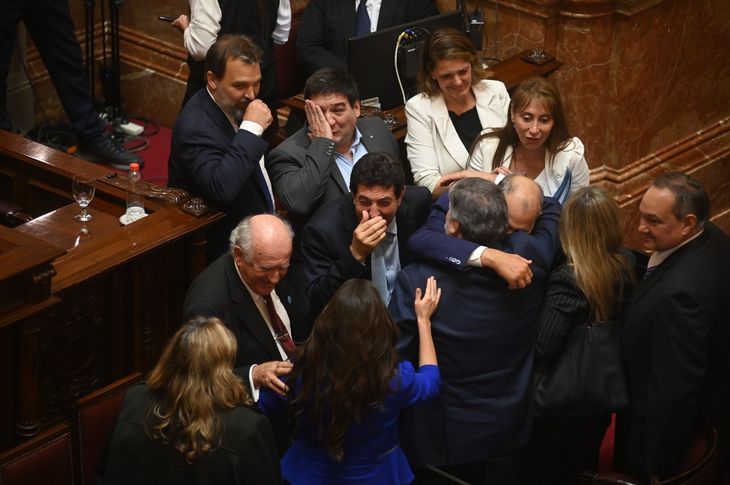 Los senadores de UP festejaron el resultado de la votación. Los senadores de UP festejaron el resultado de la votación.