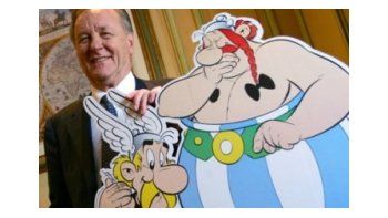 Albert Uderzo junto a sus creaciones.