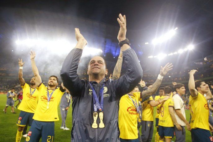 El técnico André Jardine festeja el tricampeonato junto a los jugadores del Club América quienes, varios de ellos, serán baja para el Clausura 2025.