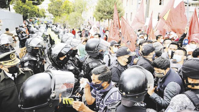 CONVULSIÓN. Policías y manifestantes chocaron en Quito en los últimos días en medio de un creciente descontento por la suba de los precios. Esta semana se producirán nuevas marchas.