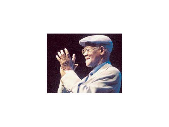 A los 77 años, con una voz que todavía responde, Ibrahim Ferrer fue seguido por un público fiel aunque no llenó Obras.