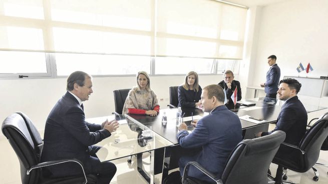 agendas. El entrerriano Gustavo Bordet, con el embajador esloveno, en una de las actividades oficiales que buscan potenciar las exportaciones de la provincia en un contexto de crisis global.