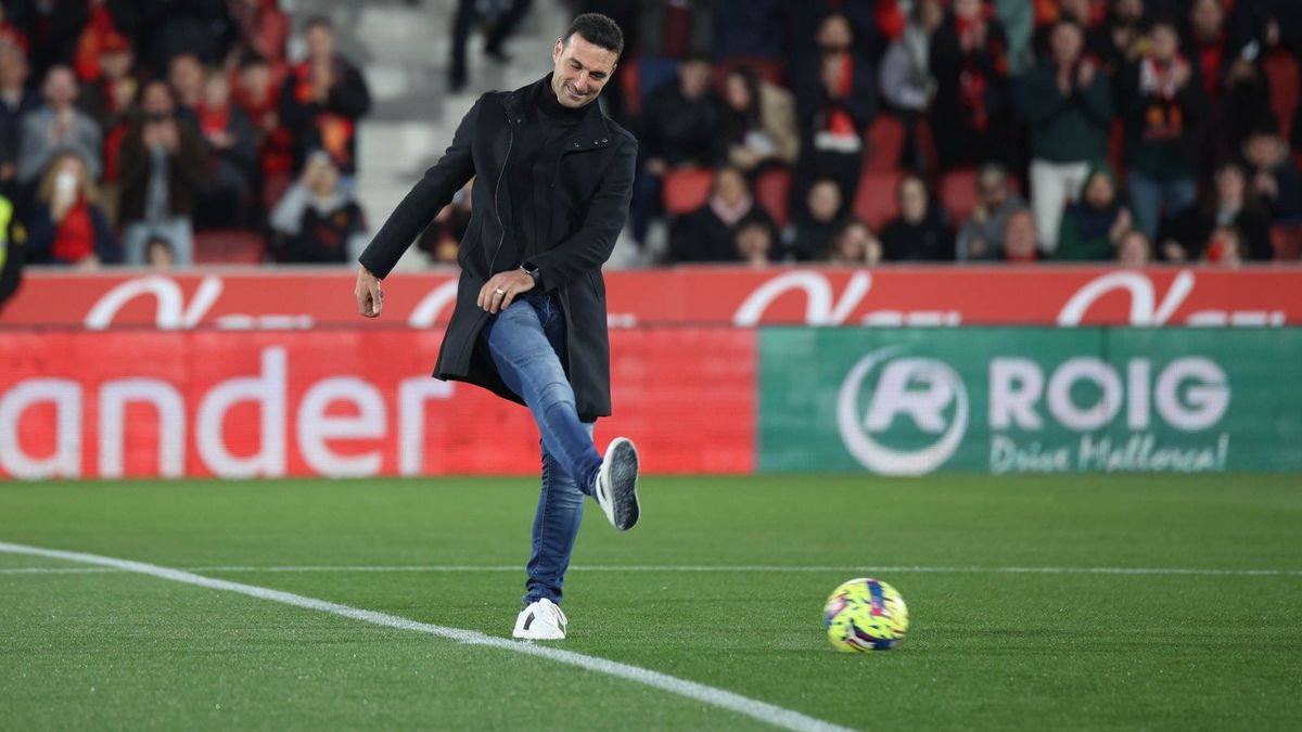 Scaloni, tribute from Mallorca and honorary kickoff