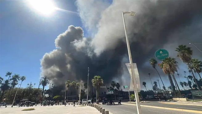 El voraz incendio en el centro comercial de Los Mochis.