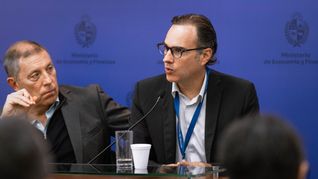 La brusca caída del dólar genera tensión en empresarios y obliga a la acción al Banco Central del Uruguay y al equipo económico. La brusca caída del dólar genera tensión en empresarios y obliga a la acción al Banco Central del Uruguay y al equipo económico.