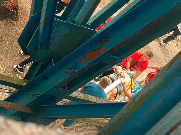 El hincha recibió asistencia en el lugar y fue trasladado de urgencia en ambulancia al Hospital San Martín de La Plata. El hincha recibió asistencia en el lugar y fue trasladado de urgencia en ambulancia al Hospital San Martín de La Plata.