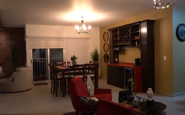 Mansión de Adrián Marcelo: : la mesa no la compró él, sino que la heredó de la dueña anterior del departamento. Mansión de Adrián Marcelo: : la mesa no la compró él, sino que la heredó de la dueña anterior del departamento.