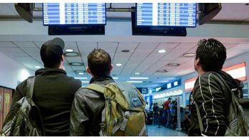 tras llegar a un acuerdo salarial, los controladores aereos suspendieron el paro de 18 dias