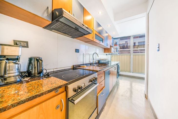 Cocina angosta pero funcional: mesadas despejadas, luz natural y orden visual ayudan a ampliar la percepción del espacio Cocina angosta pero funcional: mesadas despejadas, luz natural y orden visual ayudan a ampliar la percepción del espacio