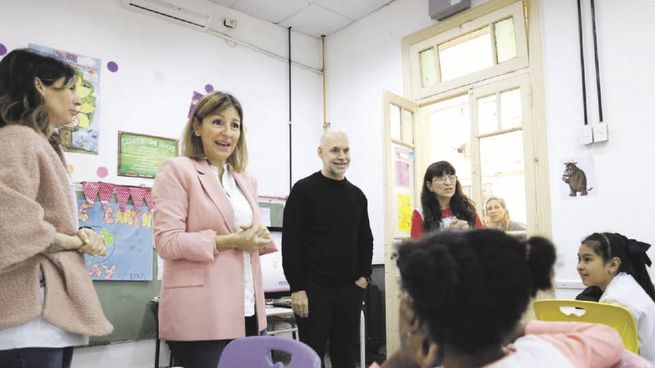 aulas. La ministra de Educación porteña y Horacio R. Larreta, ayer, en una visita a una escuela de la Ciudad.