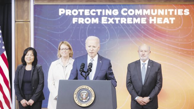 OFENSIVA. El presidente de Estados Unidos, Joe Biden, decidió reforzar la lucha contra el cambio climático como uno de los ejes de su administración. “Es una amenaza existencial” para la humanidad, dijo. “No creo que nadie pueda seguir negando el impacto del cambio climático”, añadió en un acto en el que anunció medidas de alivio para las personas que trabajan al aire libre.