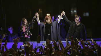 Cristina, junto a los precandidatos bonaerenses a gobernador, Axel Kicillof, y a intendenta de General Pueyrredón, Fernanda Raverta.&nbsp;
