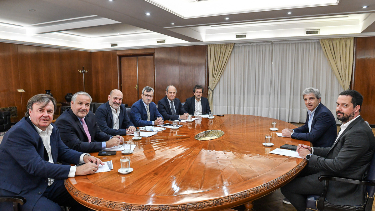 La UIA llev� a Luis Caputo un plan para reactivar la econom�a: qu� dice la propuesta