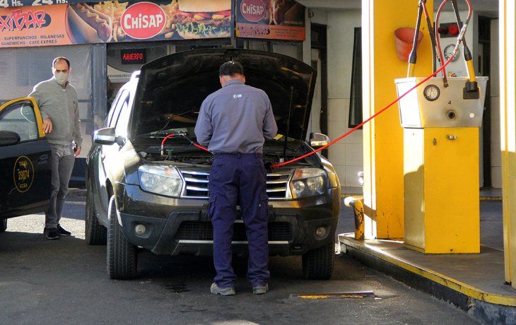 Pasar el auto a gas es una de las opciones que barajan los ciudadanos ante los auementos de la nafta