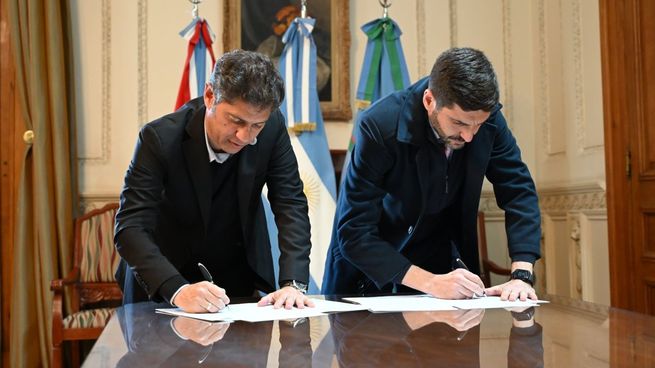 Los gobernadores Axel Kicillof (UP) y Maximiliano Pullaron (UCR) avanzan en la firma de acuerdos ante la incertidumbre del Pacto de Mayo de Javier Milei.