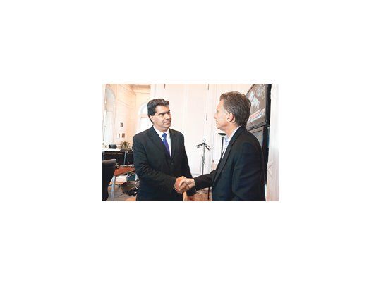 Jorge Capitanich, que se perfila como presidencial para 2015, se reunió ayer con dos jefes territoriales que tienen el mismo plan político: el porteño Mauricio Macri y el bonaerense Daniel Scioli. Innovó, el jefe de Gabinete, con un trato amable junto al líder del PRO  y una conferencia de prensa en conjunto. En privado, con Scioli también se mostró distendido y abierto como si el futuro no los proyectara como eventuales duelistas.