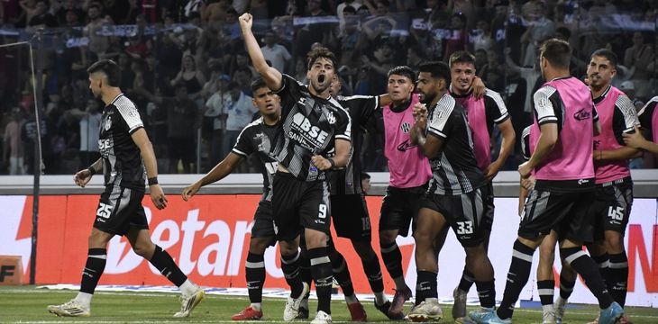 Central Córdoba remontó un partido atrapante y venció 2-1 a San Lorenzo. Foto: Clarín. Central Córdoba remontó un partido atrapante y venció 2-1 a San Lorenzo. Foto: Clarín.
