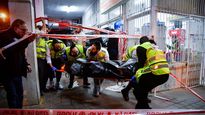 Socorristas retiran cuerpos del ataque en Bnei Brak.