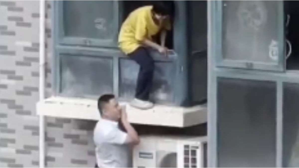 A man climbed a building and managed to rescue a girl who was trapped in a fire