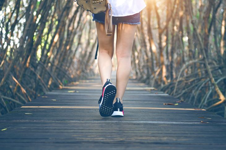 Walking at least 5 times a week and 30 minutes each time helps and reduces the risk of cardiovascular diseases Walking at least 5 times a week and 30 minutes each time helps and reduces the risk of cardiovascular diseases