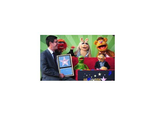 Algunos de los personajes de Los Muppets junto al presidente de los estudios Disney World, Rich Ross.