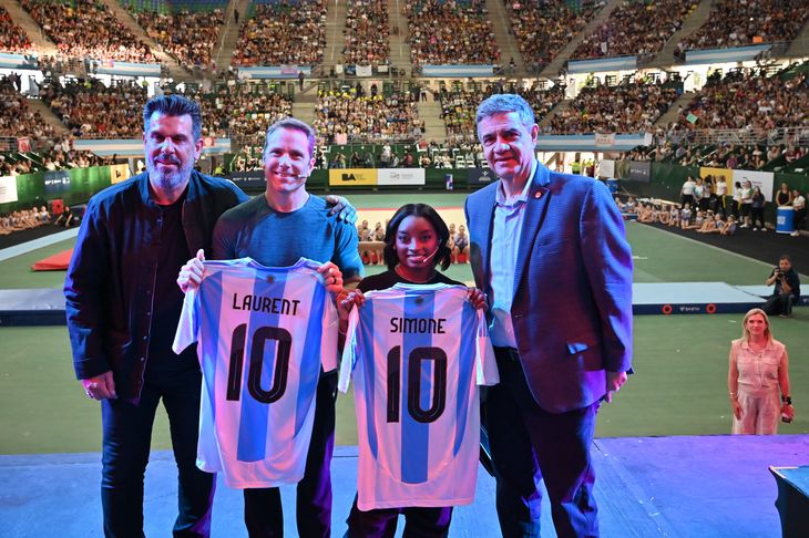 Simone Biles y su entrenador Laurent Landi recibieron la camiseta de la Selección argentina. Simone Biles y su entrenador Laurent Landi recibieron la camiseta de la Selección argentina.