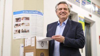 Alberto Fernández votó al mediodía, luego de pasear a su perro Dylan.