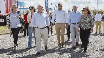 Lavagna y Miguel Lifschitz. El gobernador socialista de Santa Fe acompañó al exministro a una muestra del campo en San Nicolás. Los mandatarios peronistas quieren que compita en la PASO del PJ anti-K.