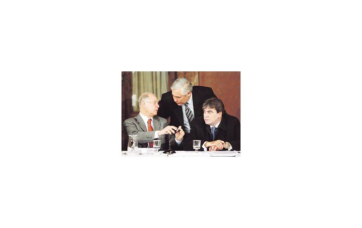 ámbito.com | Los presidentes kirchneristas de las Comisiones de Sistemas, Medios de Comunicación y Libertad de Expresión, Guillermo Jenefes, de Presupuesto y Hacienda, Fabián Ríos y de Asuntos Constitucionales, Nicolás Fernández.