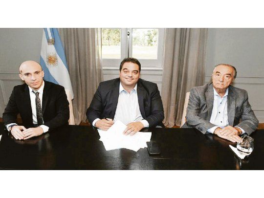 acuerdo. La semana pasada en Olivos firmaron el Procedimiento de Crisis el ministro Triaca, Cavalieri y el CEO de Carrefour, Rami Baitieh.