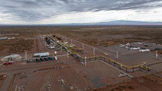 Vaca Muerta. La nueva planta de procesamiento de petróleo y gas de Shell actualmente opera cerca del 50% de su capacidad, con unos 8.000 barriles diarios y 1,2 millones de metros cúbicos de gas. Vaca Muerta. La nueva planta de procesamiento de petróleo y gas de Shell actualmente opera cerca del 50% de su capacidad, con unos 8.000 barriles diarios y 1,2 millones de metros cúbicos de gas.