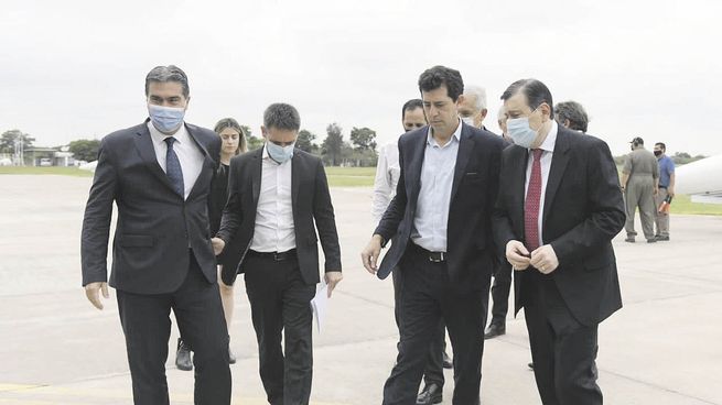 Comité. Jorge Capitanich y Wado de Pedro, entre otros, ayer al arribar a la provincia de Santiago del Estero