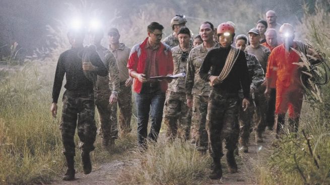 milagro en la cueva. Rescatistas reales participaron en el film.