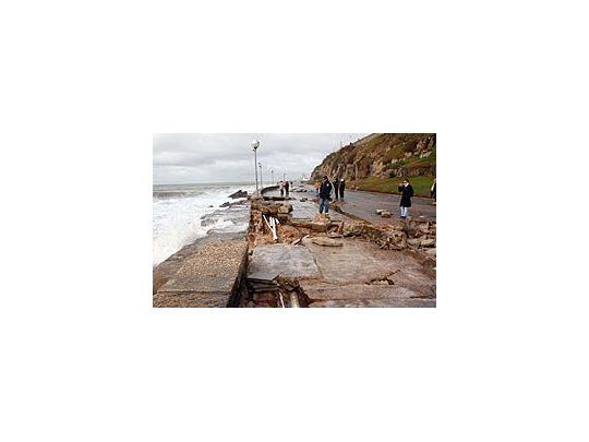 Comenzaron a reparar los paseos afectados por el temporal .