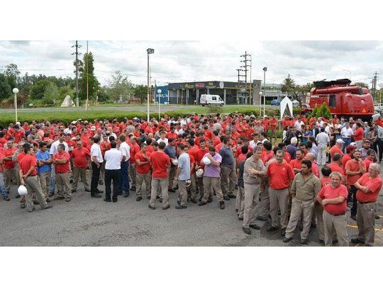 Los trabajadores de la fábrica de cosechadoras Vasalli Fabril S.A están preocupados. En diciembre anunciaron 52 despidos y para enero se espera una cifra similar. (Foto: gentileza Infobaires24)