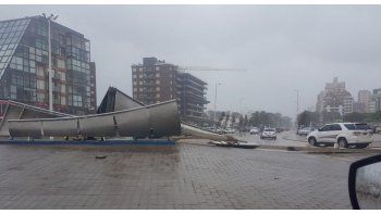 Las fuertes ráfagas de viento causaron destrozos en Pinamar. (Foto: Twitter)