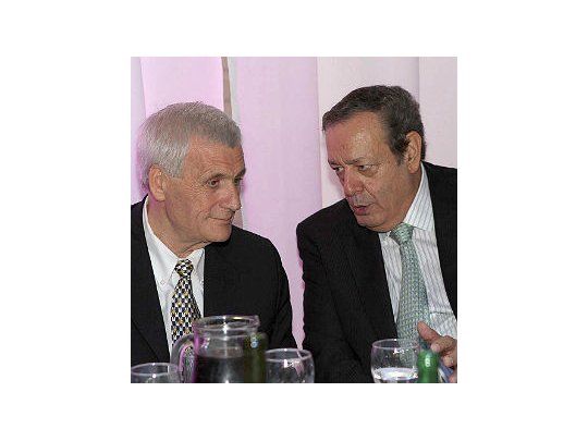 Antonio Caló y Osvaldo Rial conversan durante la cena organizada por la UIPBA en la localidad de Caseros.