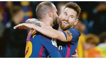 Feliz. Lionel Messi se abraza con Alexis Vidal. La pulga hizo cuatro goles ante la vista de Jorge Sampaoli que habrá quedado satisfecho.